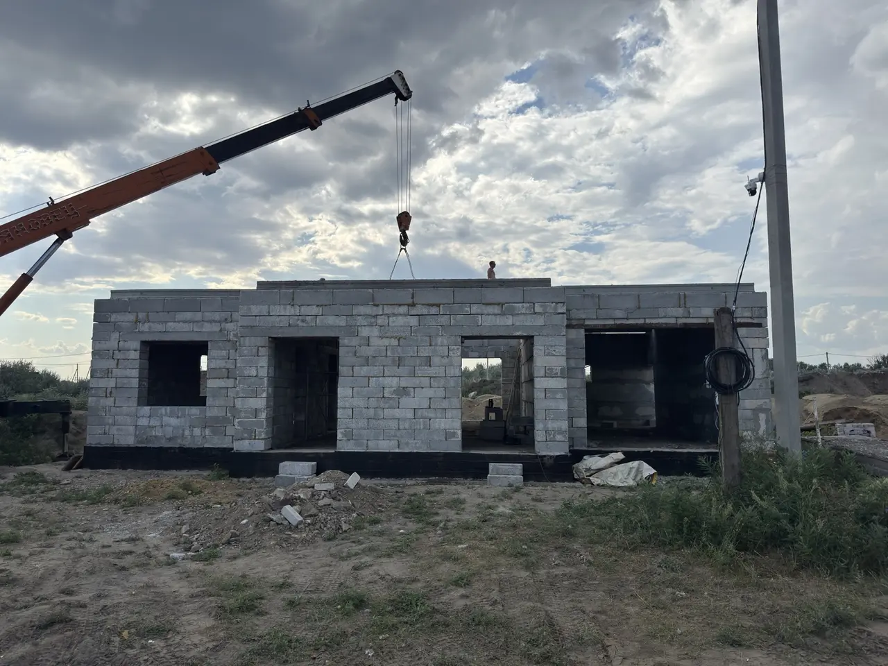 Одноэтажный дом из полистиролбетонных блоков во время строительства